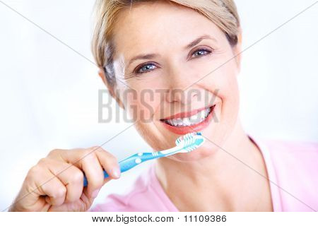 Žena s zubní kartáček