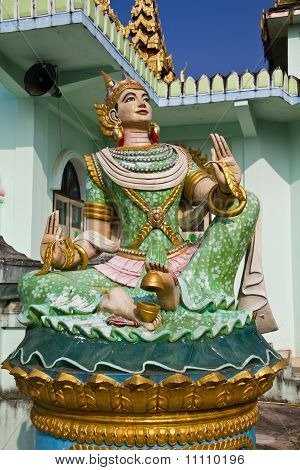 Deva staty i Myanmar stil Molding konst