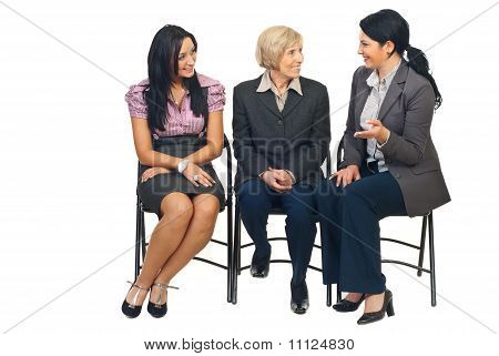 Tři ženy obchodní konverzaci