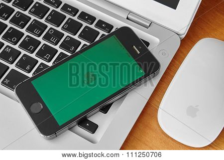 iPhone 5s with mobile application for Evernote on the screen