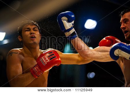Muay Thai Boxen Uppercut Schweiß fliegen