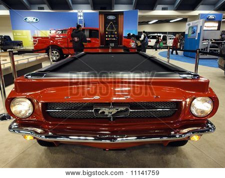 Ford Mustang trasformata in un tavolo da biliardo su Display