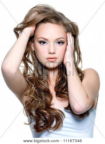 Красивая девушка с длинными вьющимися волосами