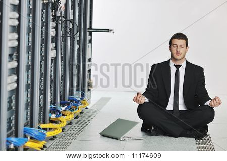 Business Man Praxis Yoga auf Netzwerk-Server-Raum