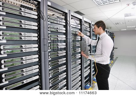Jeune ingénieur dans la salle des serveurs du Datacenter
