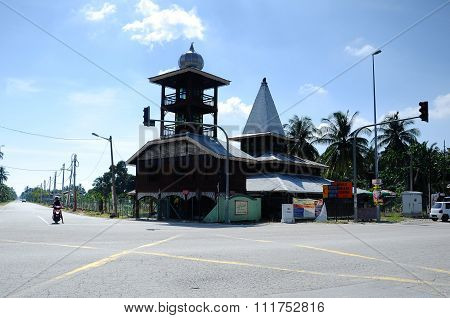 Tinggi Mosque or Banjar Mosque