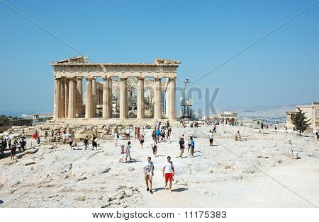 Turisti in visita all'Acropoli - tempio del Partenone, punto di riferimento più popolare nel mondo