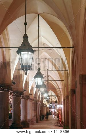 Arcades gothiques par nuit