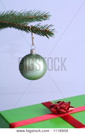 Regalo sotto l'albero di Natale