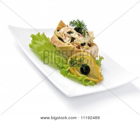 Salada com carne de caranguejo em uma cesta