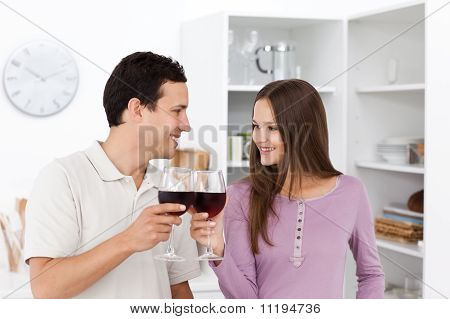 Schönes Paar, geben einen Toast mit Rotwein