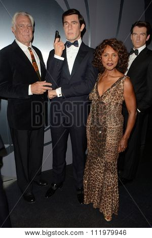 LOS ANGELES - DEC 15:  George Lazenby, Gloria Hendry at the Madame Tussauds Hollywood Reveals All Six James Bonds In Wax at the TCL Chinese Theater on December 15, 2015 in Los Angeles, CA