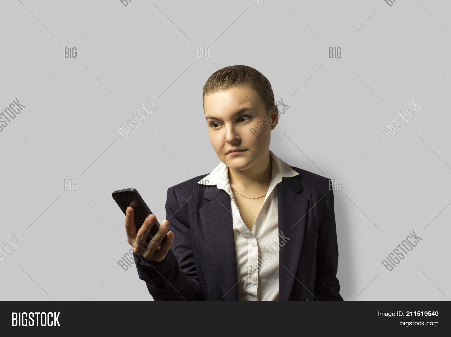 Кнопка наверх для сайта. Позвонить наверх. Указывает вверх. Позвонить наверх. О женщина.