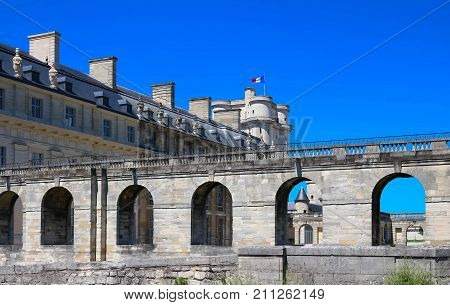 The Vincennes castle was at the heart of the French monarchy until 1682 when Louis XIV chose to settle in Versailles.The keep was used as a prison: Fouquet, Marquis de Sade and Mirabeau were held here