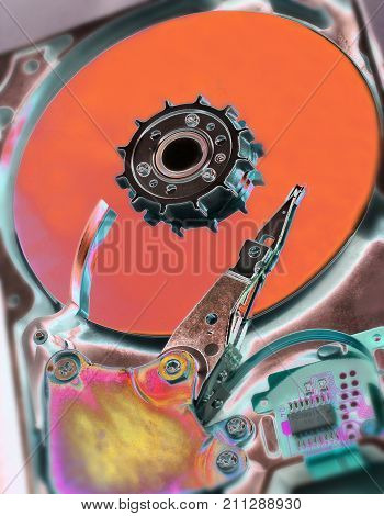 CLOSE UP OF COMPUTER HARD DISC DRIVE