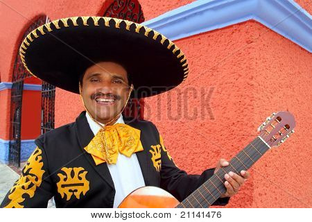 Charro Mariachi cantante suonare la chitarra in Messico case sfondo