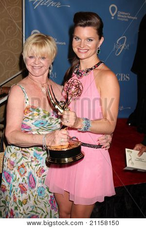 LAS VEGAS - JUN 19: Marie Tom, Heather Tom im Presseraum der 38. Daytime Emmy Awards am Hallo