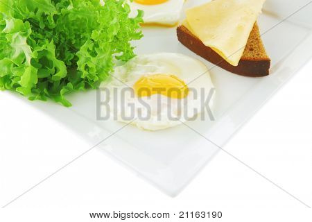 Eier, Käse, Salat und Brot auf weiße Platte
