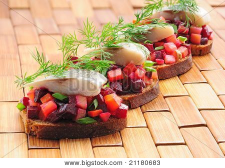 Sandwiches mit Roggenbrot, Hering und Gemüse