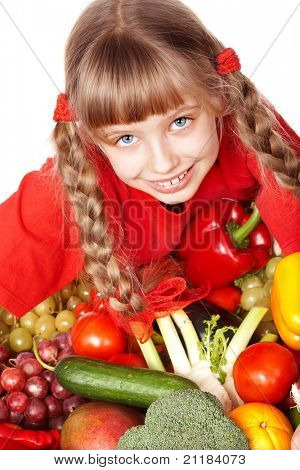 kleines Mädchen mit Gruppe von Gemüse und Obst. isoliert.