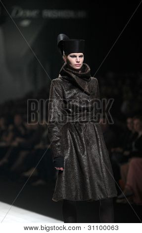 ZAGREB, Croatie - 17 mars : Mannequin porte des vêtements fabriqués par Branka Donassy sur « Dove FASHION.HR » 