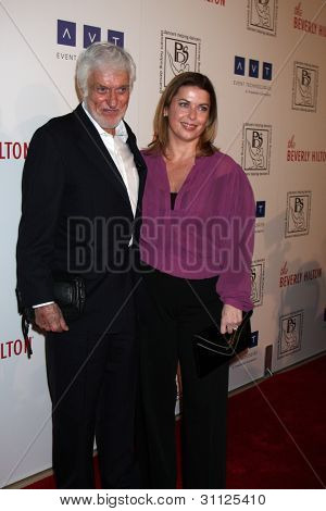 LOS ANGELES - MAR 18: Dick Van Dyke, Žena Arlene Silver dorazí na profesionální tanečník společností.