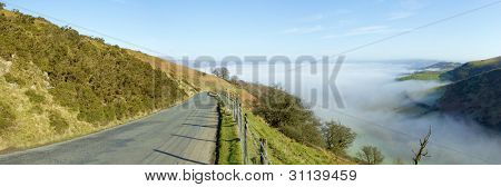 Panorama kapea tie Walesin hills morning mist Mynydd Epynt.