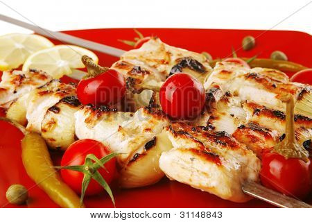 frisk grillet svinekød shish kebab på røde fad