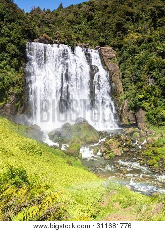 An image of the Marokopa Falls New Zealand