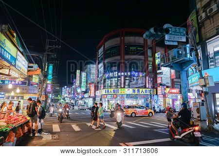 Taipei, Taiwan - 1 Oct, 2017: Tourists And Local Taiwanese People Walking And Shopping In The Night
