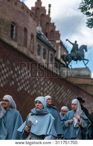 Krakow, Poland - September 23, 2018: Nuns Walking In The Access To The Royal Castle Of Wawel In Pola