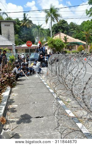 Demonstration Of The Electricity Crisis In Tarakan City