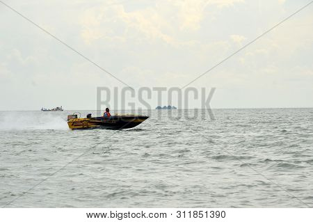Speedboat Race
