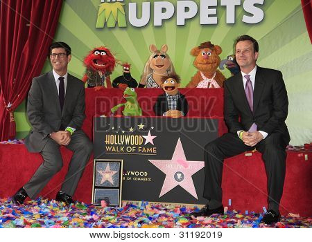 LOS ANGELES, CA - MAR 20 : Rich Ross, Sean Bailey lors d'une cérémonie où The Muppets sont à l'honneur avec 2,