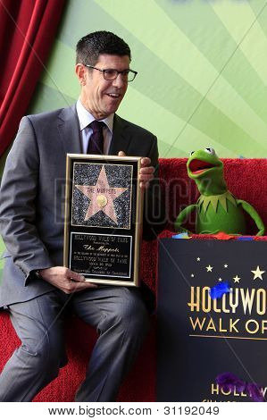 LOS ANGELES, CA - MAR 20 : Rich Ross lors d'une cérémonie où les Muppets sont honorées avec Star 2,466th sur