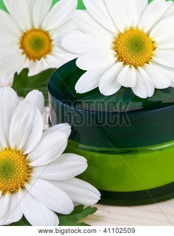 krop og face care konceptet med kamille blomster