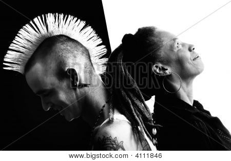 Adam Mohawk ve Dreadlocks ile kadın