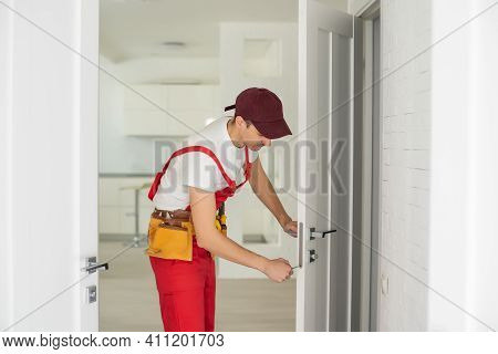 The Master Adjusts The Fittings In The Doors. The Plastic Door Jammed Does Not Work. The Plastic Doo