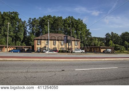 Dekalb County, Ga Usa - 06 28 20: Street View Of Americas Best Value Inn On Memorial Drive With Park