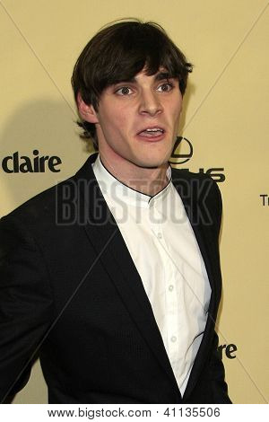 LOS ANGELES - JAN 13: RJ Mitte anländer till 2013 Weinstein Post Golden Globe partiet på Beverly Hil