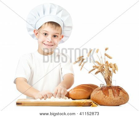 lustige kleine Scullion ist Teig kneten.