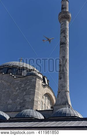 Turkey, Istanbul 14,03,2018 Mihrimah Sultan Mosque In Uskudar District. Muslims And Tourists Walk Th