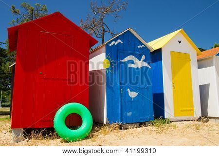 ฮัทหาดสีสันที่แซ็ง-เดอนีเกาะ d'Oleron ในประเทศฝรั่งเศส