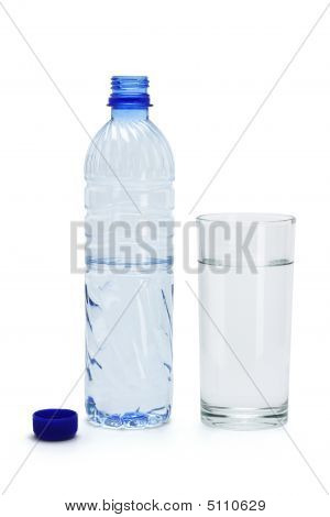 in einem Glas und Flasche Mineralwasser