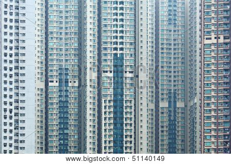 Overpopulated building in city