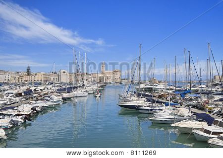 Panoramiczny widok na port turystyczny w Trani. Apulia.