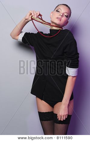 목걸이와 검은 자 켓에가 냘 픈 소녀
