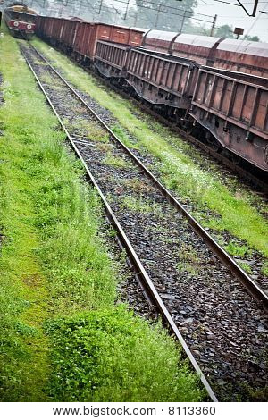 Cargo vogne i togstationen under regn