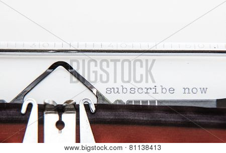 Typwriter showing the term subscribe now.