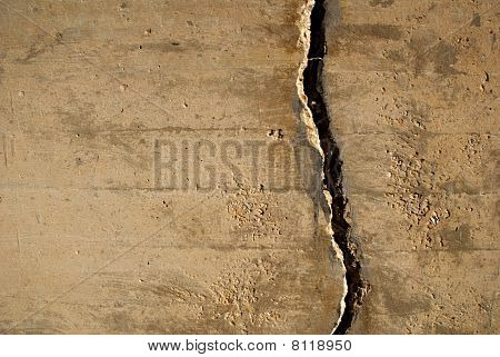 Knæk i beton væggen